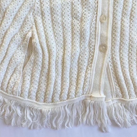 Vintage soft white fringe knit poncho - Picture 4 of 8